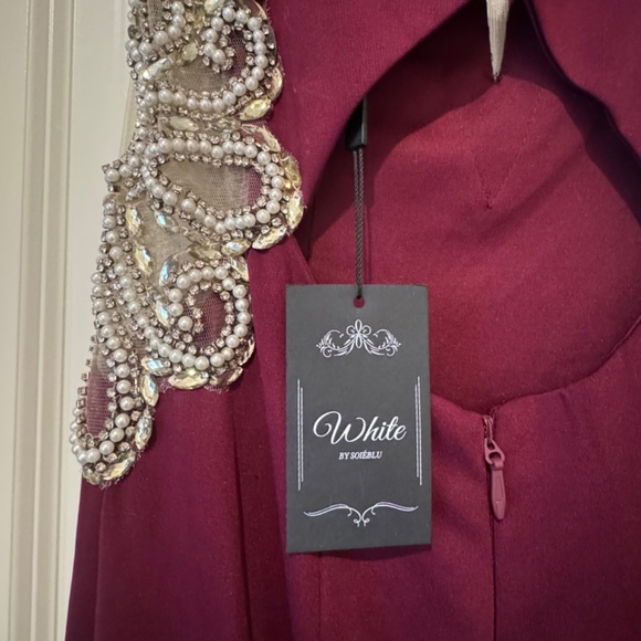 WINE COLORED, LONG MERMAID DRESS WITH SIDE CUT OUTS. - Picture 3 of 6